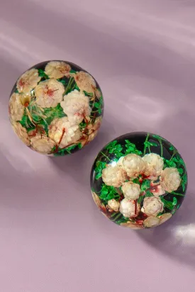 Ball stud earrings with dried flowers