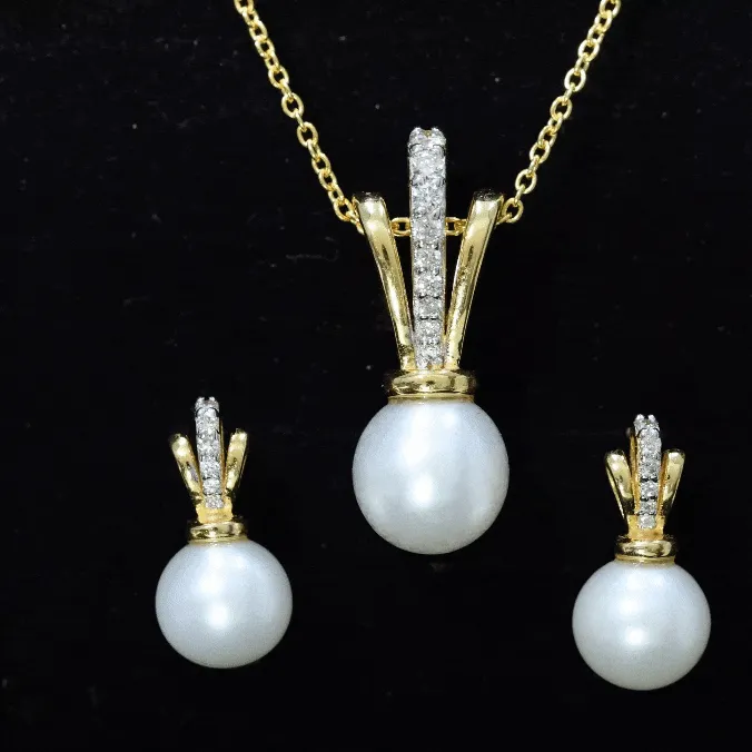 Natural Freshwater Pearl Drop Jewelry Set with Diamond